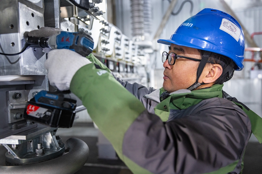 阿里地區(qū)首套電網(wǎng)側(cè)帶超容構(gòu)網(wǎng)型SVG工程現(xiàn)場工作人員正在進行投運前螺栓緊固工作。趙清鵬攝