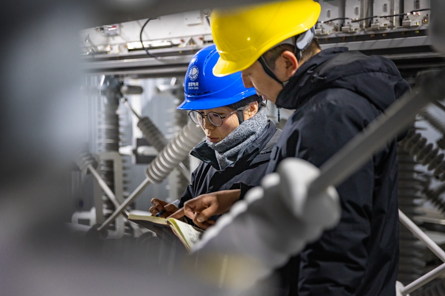 阿里地區(qū)首套電網(wǎng)側(cè)帶超容構(gòu)網(wǎng)型SVG工程現(xiàn)場工作人員正在進行投運前設(shè)備位置檢查。趙清鵬攝