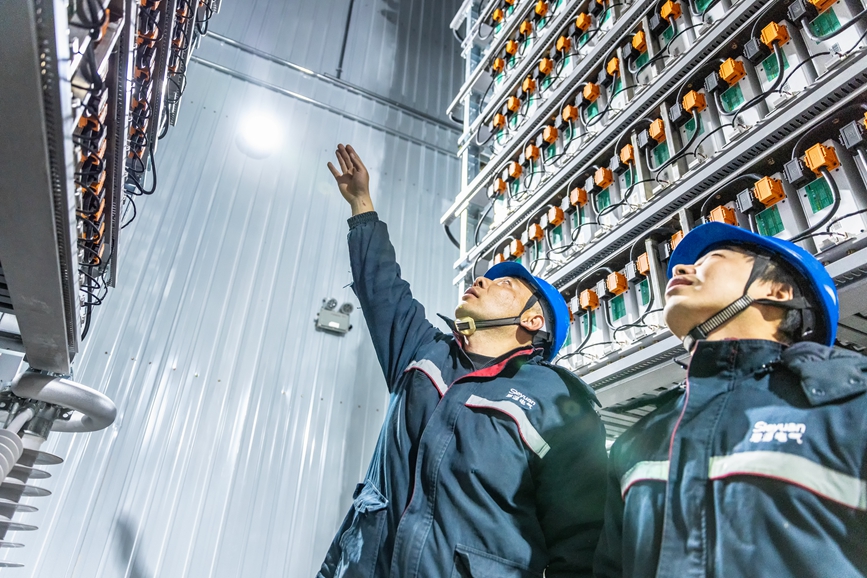 阿里地區(qū)首套電網(wǎng)側(cè)帶超容構(gòu)網(wǎng)型SVG工程現(xiàn)場工作人員正在進行投運前設(shè)備狀態(tài)檢查。趙清鵬攝