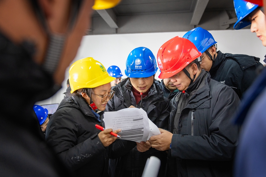 阿里地區(qū)首套電網(wǎng)側(cè)帶超容構(gòu)網(wǎng)型SVG工程現(xiàn)場運維人員正在進行投運操作。趙清鵬攝