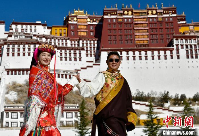 冬游西藏新風(fēng)尚:藏裝拍照、寄明信片成熱門(mén)