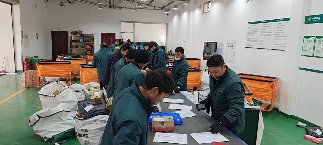 西藏拉薩城東營業(yè)部分揀員正在傳送帶分揀。旦增攝