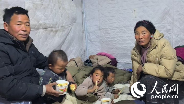 森嘎村村民扎西一家五口。人民網(wǎng)記者 吳雨仁攝