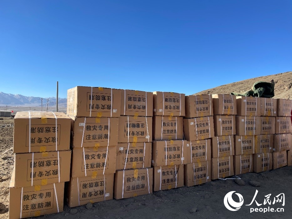 救災(zāi)物資抵達(dá)長所鄉(xiāng)古榮村。人民網(wǎng)記者 郝潔攝