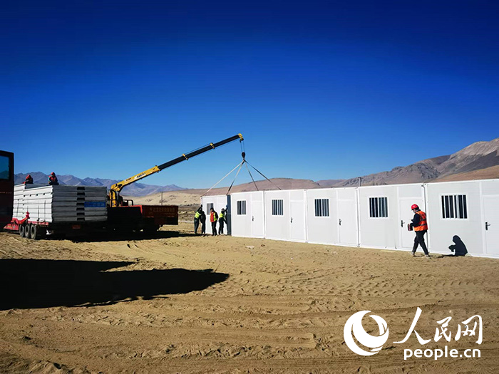 1月9日，在日喀則市定日縣長所鄉(xiāng)森嘎村安置點，工作人員抓緊搭建移動板房，確保受災群眾溫暖過冬。人民網(wǎng)記者 吳雨仁攝