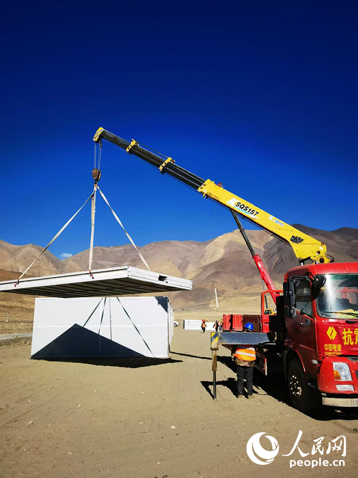 1月9日，日喀則市定日縣長所鄉(xiāng)森嘎村安置點正在吊裝板房。人民網(wǎng)記者 吳雨仁攝