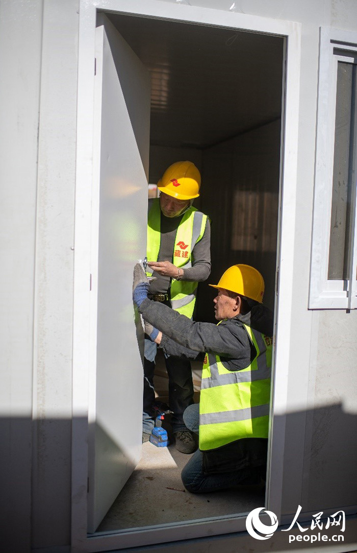 1月9日，在日喀則市定日縣長所鄉(xiāng)古榮村安置點，施工人員正在抓緊搭建移動板房，確保受災群眾溫暖過冬。人民網(wǎng)記者 翁奇羽攝