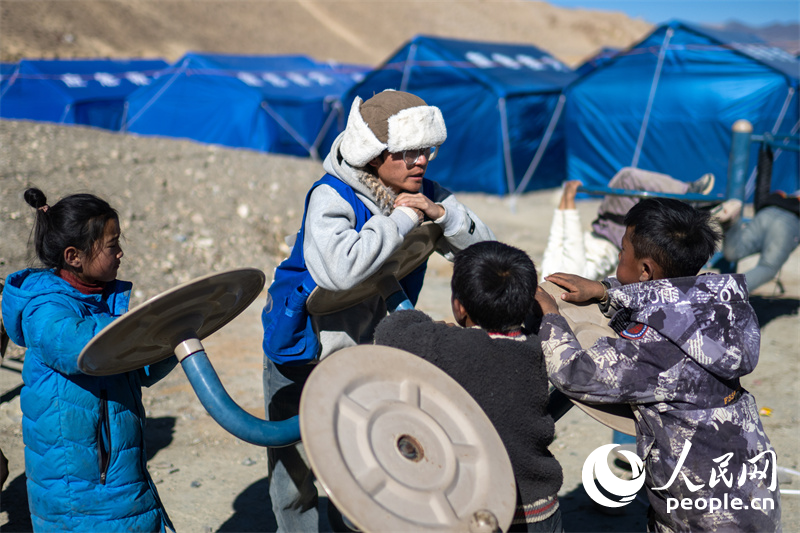 西藏星光社會工作服務中心社工久米旦增通過聊天談心，對孩子們進行災后心理疏導。人民網(wǎng)記者 翁奇羽攝