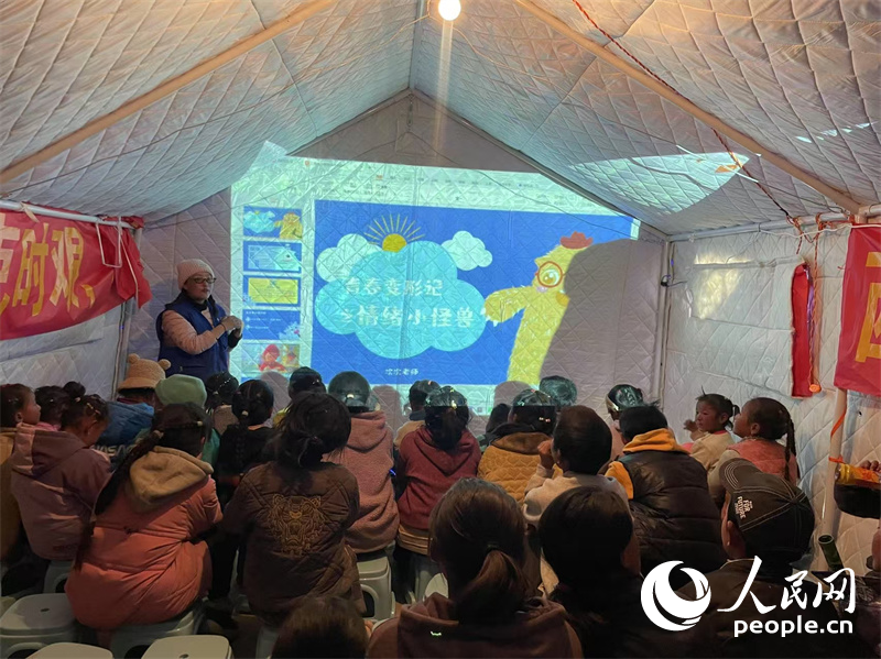 社工次旦拉姆以“青春變形記之情緒小怪獸”為主題給塘仁村孩子們講課。人民網(wǎng)記者 郝潔攝