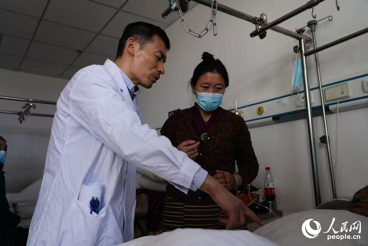 醫(yī)生在巡查。人民日?qǐng)?bào)記者 徐馭堯攝