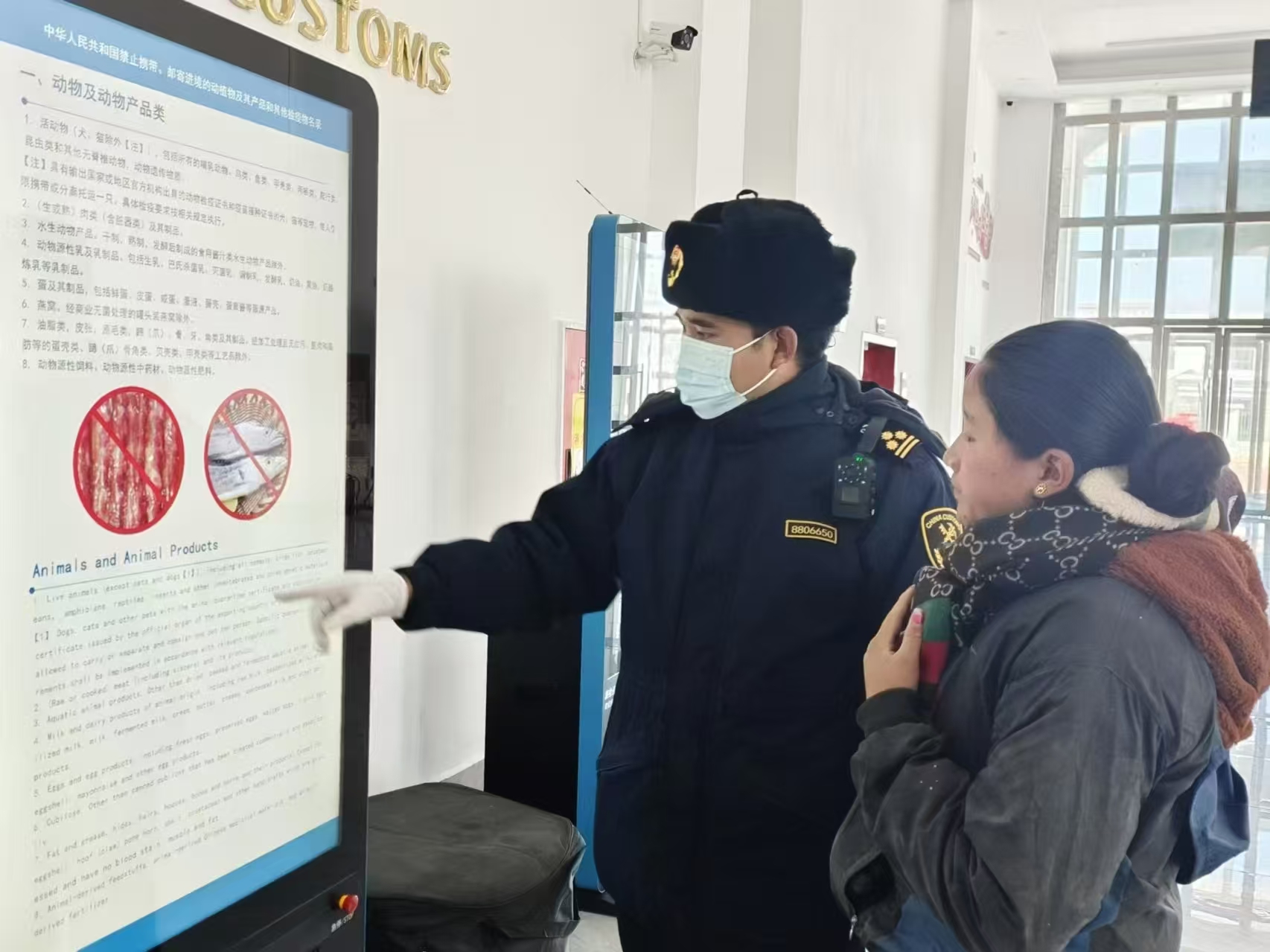 海關(guān)關(guān)員對入境邊民進行禁止攜帶、郵寄進境動植物及其產(chǎn)品解讀。次旺久美攝