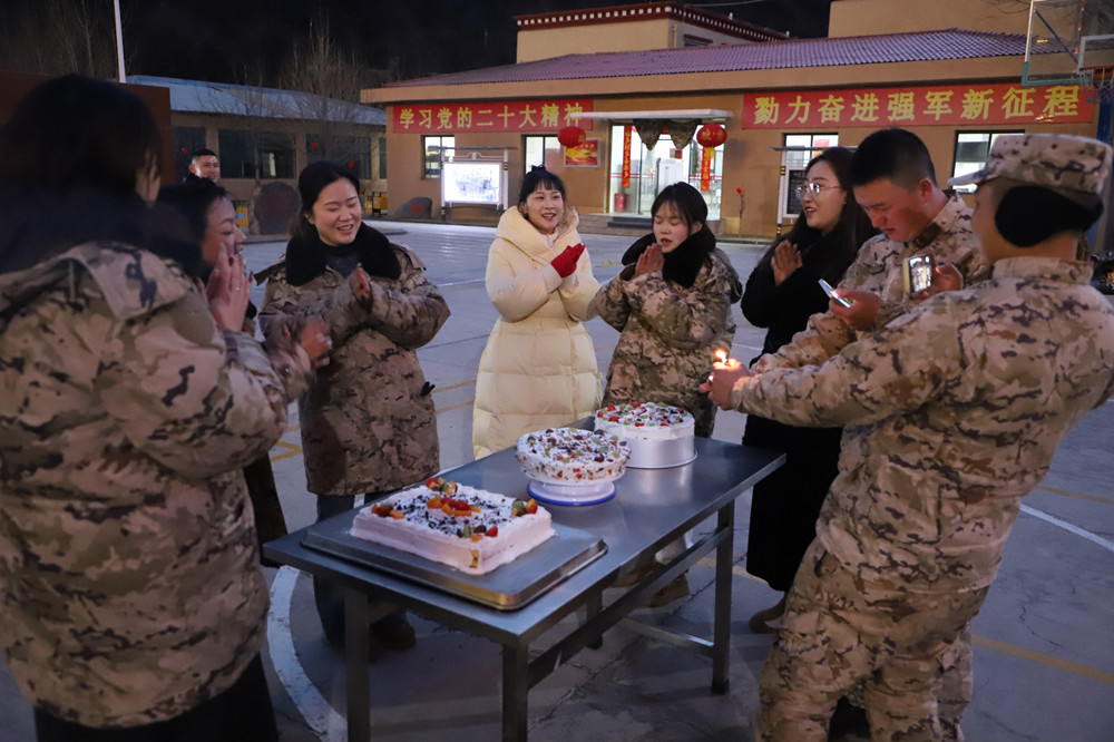 支隊(duì)為來隊(duì)家屬過集體生日?；粢綌z