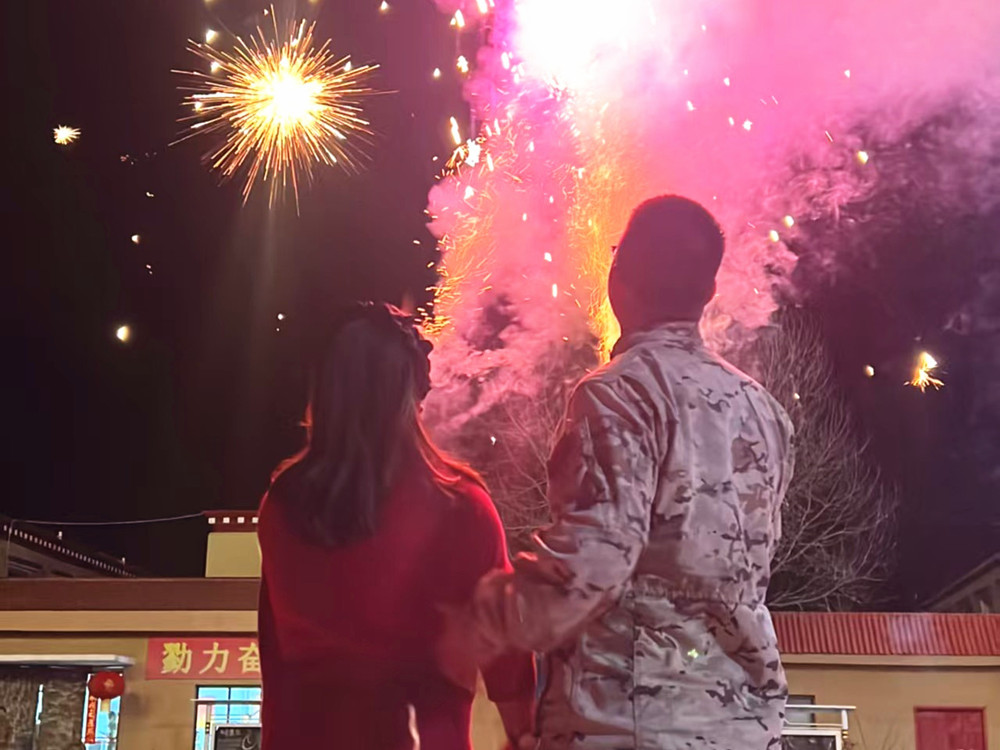 來隊(duì)家屬的溫馨瞬間。霍尹航攝