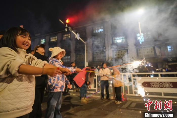 藏歷新年古突夜古城拉薩煙花璀璨