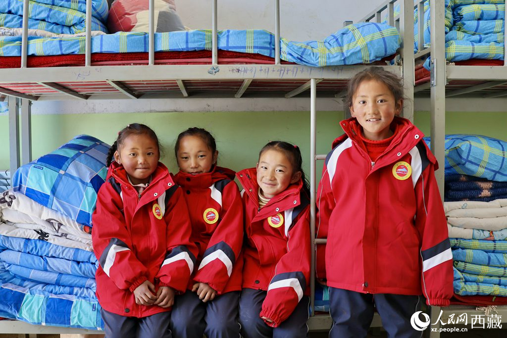 學(xué)生在定日縣第二小學(xué)分流安置點(diǎn)宿舍。人民日?qǐng)?bào)記者 鮮敢攝