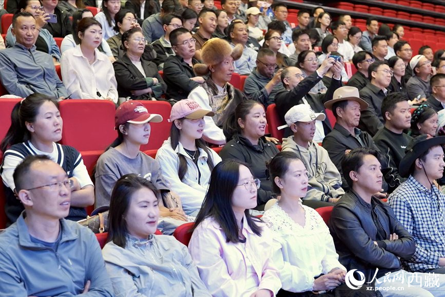 300余名干部職工、群眾代表在現(xiàn)場聆聽講座。人民網(wǎng)記者 次仁羅布攝