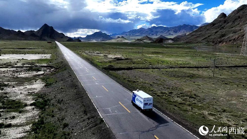 一輛無人快遞車正沿著定日縣通往扎果鄉(xiāng)的道路平穩(wěn)行駛。人民日?qǐng)?bào)記者 鮮敢攝
