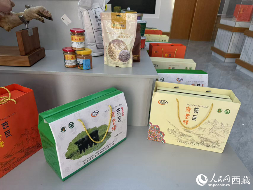 茹巨藏香豬禮盒。羅雨欣攝