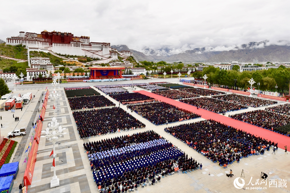 熱烈慶祝西藏自治區(qū)成立60周年大會(huì)現(xiàn)場(chǎng)。索朗旺久攝