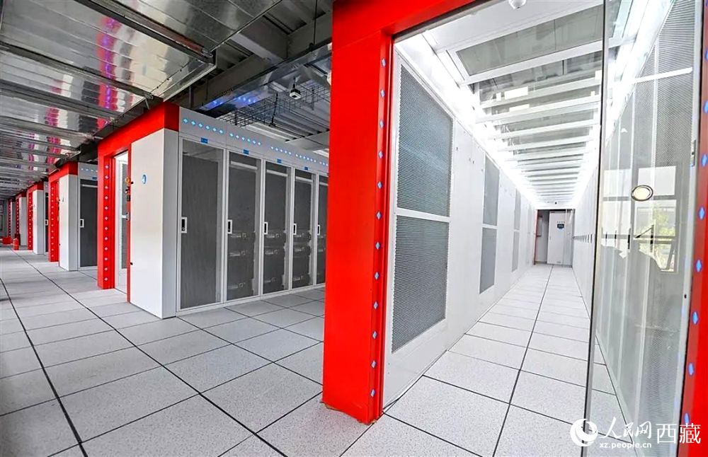 西藏“雅江1號(hào)”人工智能先進(jìn)計(jì)算中心機(jī)房。人民日?qǐng)?bào)記者 鮮敢攝