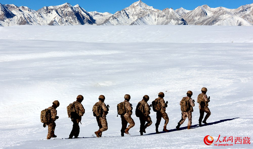 官兵在巡邏。人民日?qǐng)?bào)記者 瓊達(dá)卓嘎攝