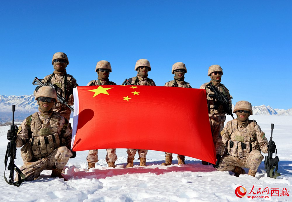 官兵在巡邏點(diǎn)上宣誓。人民日?qǐng)?bào)記者 瓊達(dá)卓嘎攝