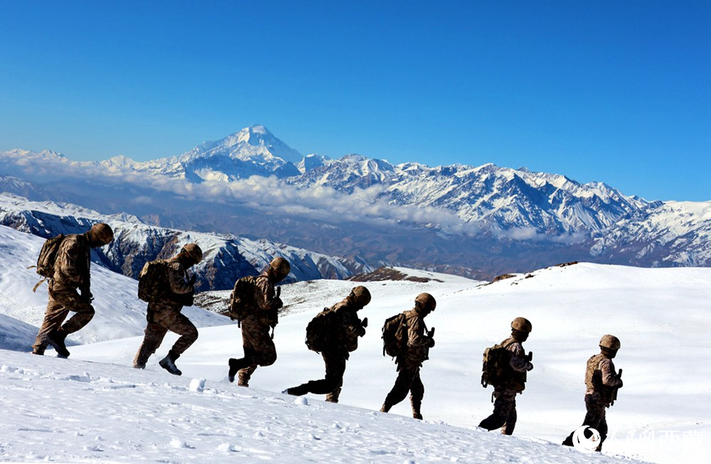 官兵在巡邏。人民日?qǐng)?bào)記者 瓊達(dá)卓嘎攝