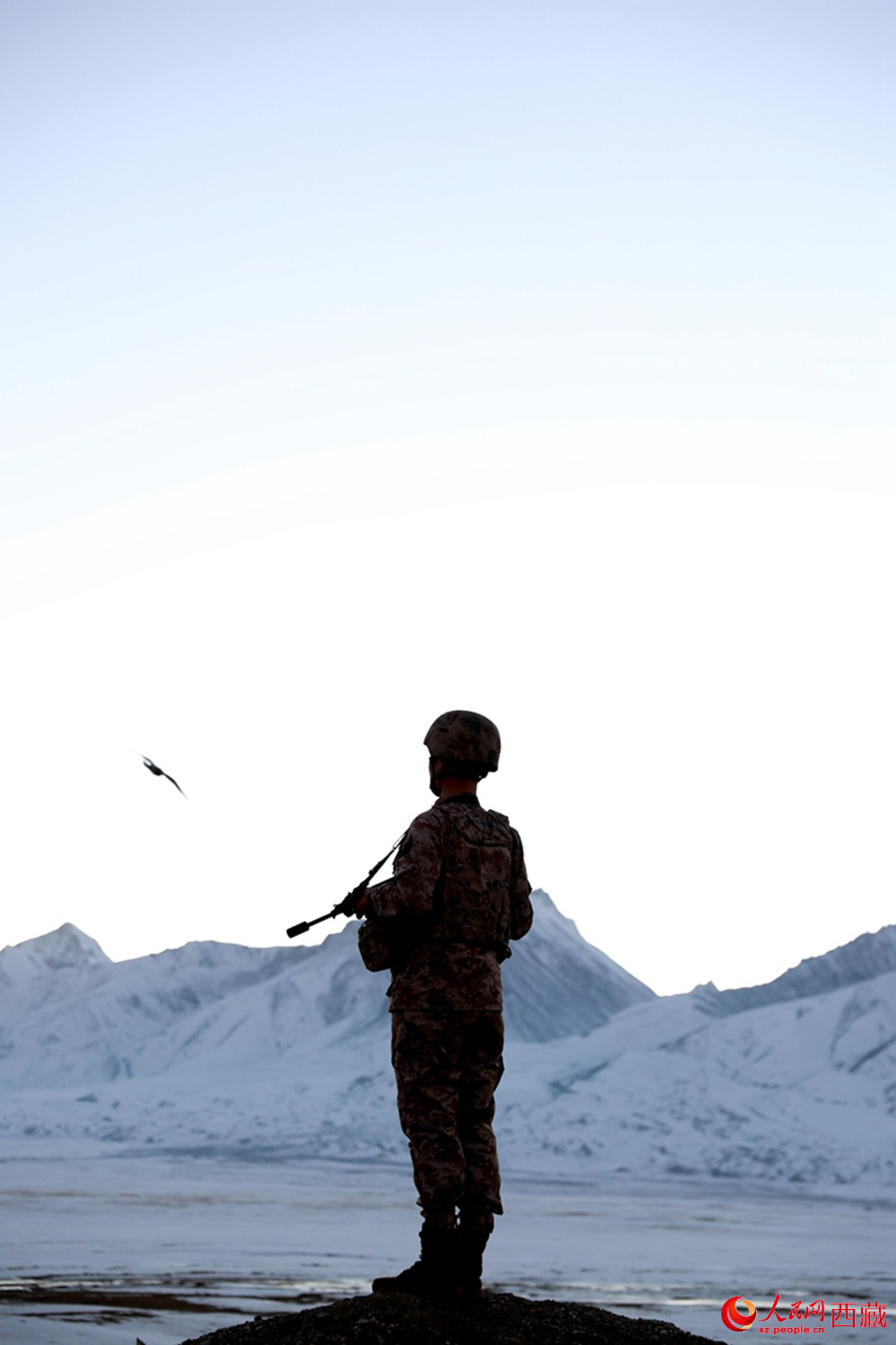 官兵在站崗。人民日?qǐng)?bào)記者 瓊達(dá)卓嘎攝