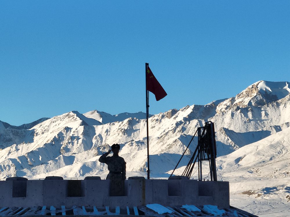 五星紅旗在哨所飄揚(yáng)。人民日?qǐng)?bào)記者 瓊達(dá)卓嘎攝