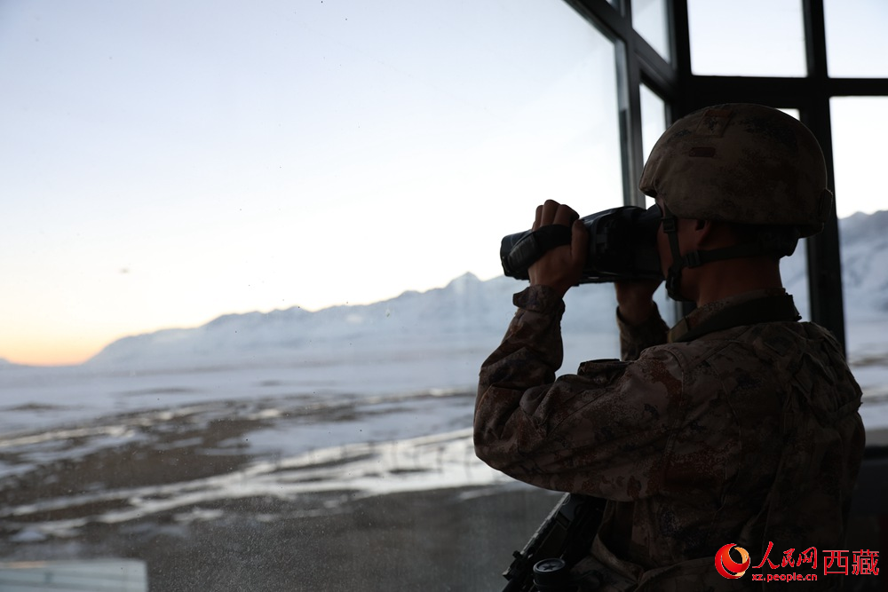 官兵在觀察哨所周邊情況。人民日?qǐng)?bào)記者 瓊達(dá)卓嘎攝