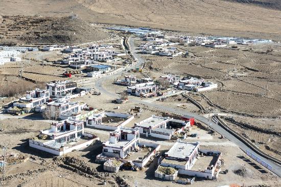 2025年12月11日，西藏定日縣長所鄉(xiāng)古榮村新貌。人民網(wǎng)記者 翁奇羽攝