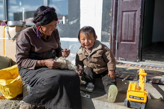 次仁普尺的媽媽在院子里做家務(wù)。人民網(wǎng)記者 翁奇羽攝