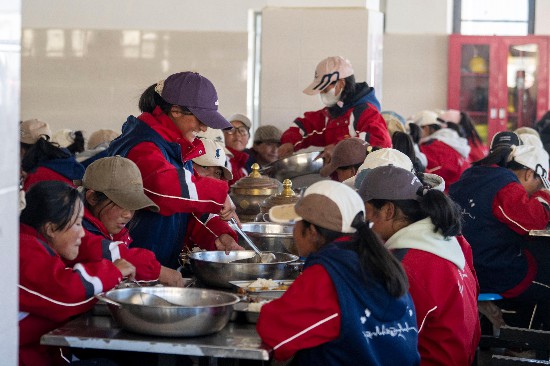 中午時(shí)分，學(xué)生們?cè)谑程糜貌汀Ｈ嗣窬W(wǎng)記者 翁奇羽攝