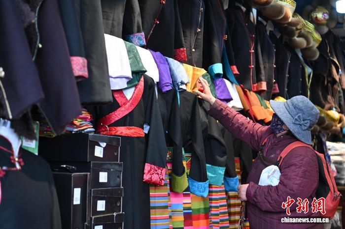 (新春見(jiàn)聞)拉薩藏裝熱銷新年氛圍漸濃