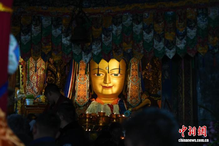 (新春走基層)藏歷新年期間西藏哲蚌寺游客信眾絡(luò)繹不絕