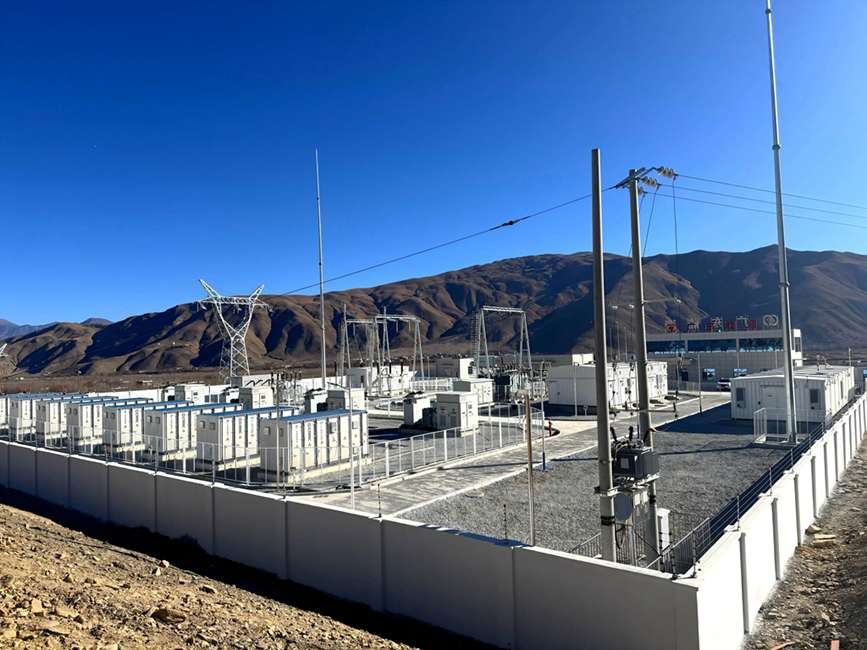 西藏自治區(qū)山南市扎囊縣扎其鄉(xiāng)羅堆村50兆瓦光伏治沙示范項(xiàng)目現(xiàn)場(chǎng)，電網(wǎng)設(shè)施有序運(yùn)行，綠電由此輸送四方。人民網(wǎng)記者 吳雨仁攝