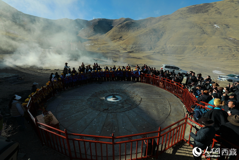 達(dá)普天文觀測(cè)臺(tái)上，陽(yáng)光精準(zhǔn)穿透觀測(cè)房的方孔，投射在測(cè)光石上，標(biāo)志著高原春耕灌溉時(shí)節(jié)正式到來。人民網(wǎng)記者 吳雨仁攝