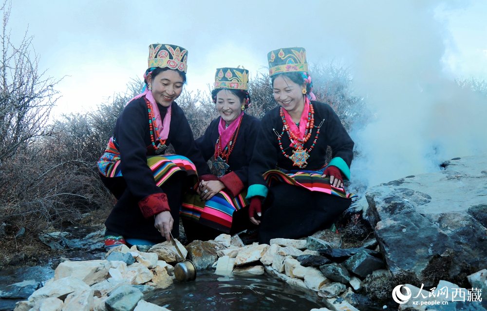 拉東村的婦女們身著盛裝，面帶笑容，用銅勺從溪石間取水，以傳統(tǒng)儀式祈愿新一年五谷豐登、風(fēng)調(diào)雨順。人民網(wǎng)記者 吳雨仁攝