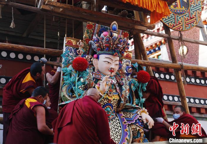 圖為塔爾寺僧人為酥油花搭架子?！●R銘言 攝