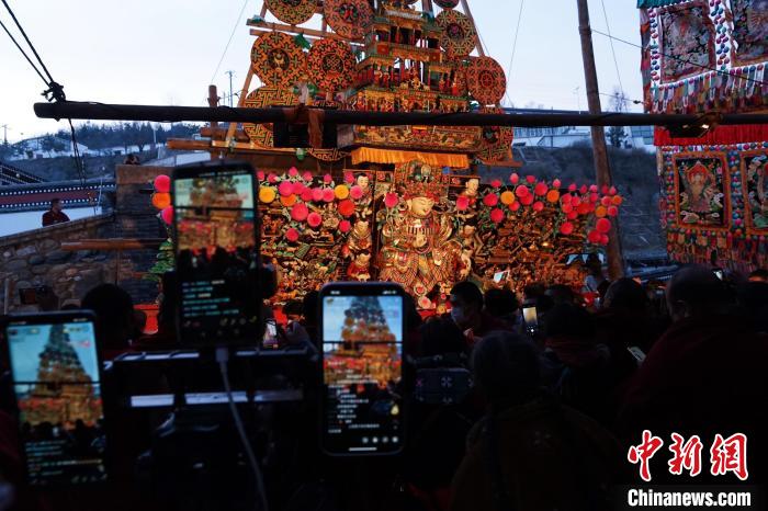 圖為游客直播塔爾寺酥油花展?！●R銘言 攝