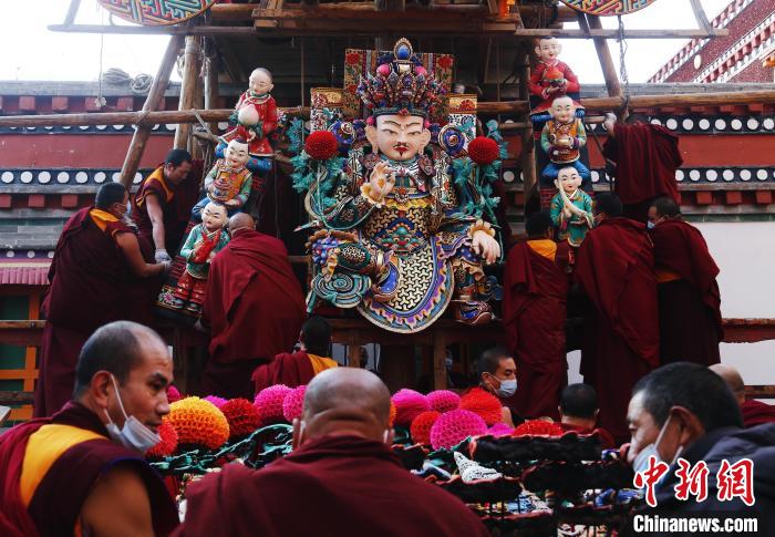 圖為塔爾寺僧人為酥油花搭架子?！●R銘言 攝