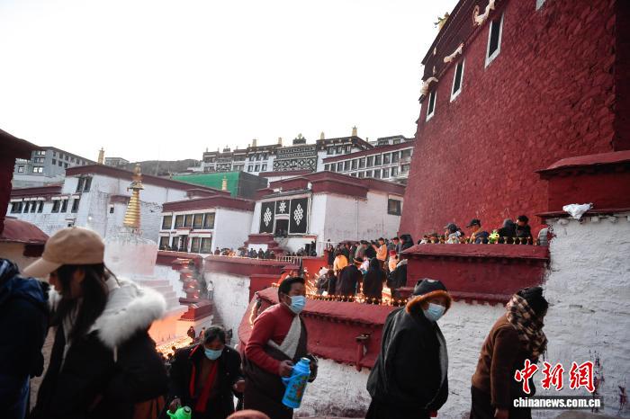 西藏甘丹寺舉行燃燈日活動