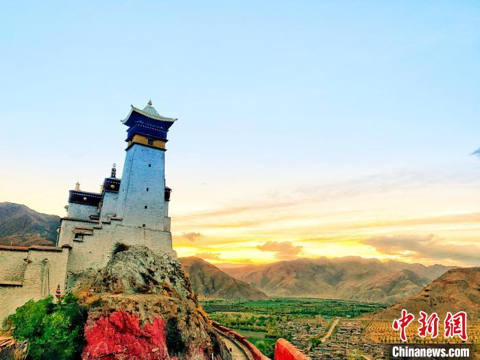 圖為西藏第一座宮殿——山南雍布拉康?！埼?攝