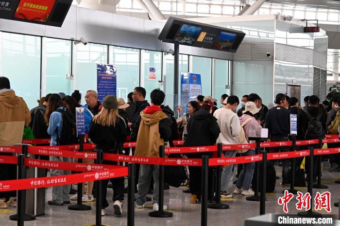 圖為“五一”期間，拉薩貢嘎機(jī)場(chǎng)旅客密集出行?！≡黝D珠 攝