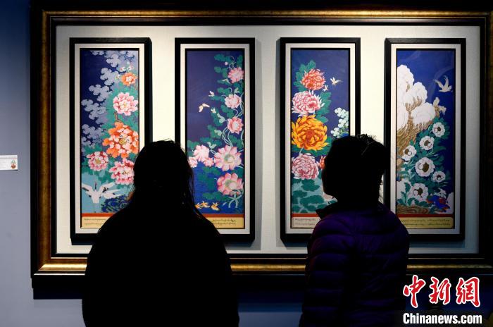 圖為5月16日，觀眾正在欣賞展覽中的新創(chuàng)唐卡作品?！±盍?攝