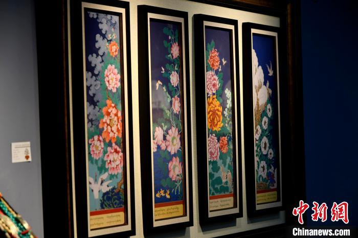 圖為5月16日，展覽中新創(chuàng)唐卡作品《四季花》?！±盍?攝