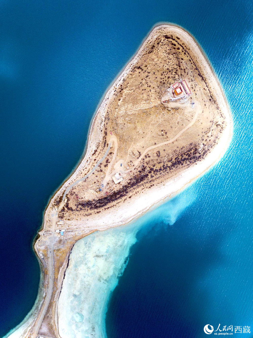 無(wú)人機(jī)視角下的西藏羊卓雍錯(cuò)日托寺風(fēng)光。人民網(wǎng)記者 次仁羅布攝