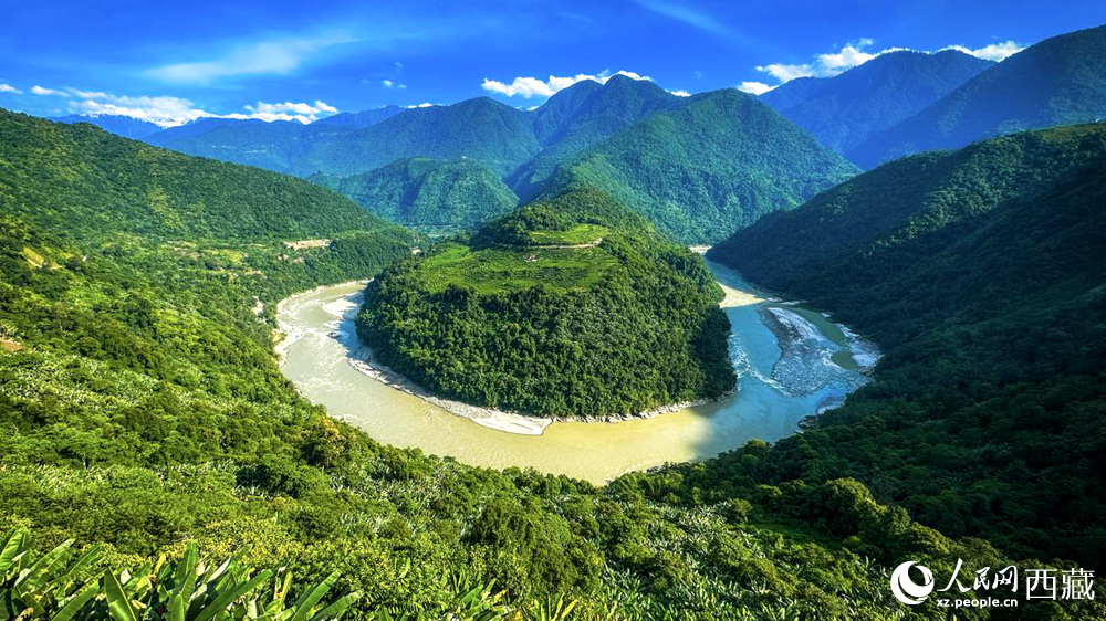 風(fēng)景秀麗、植被繁茂的西藏林芝市墨脫縣果果塘大拐彎。人民網(wǎng)記者 次仁羅布攝