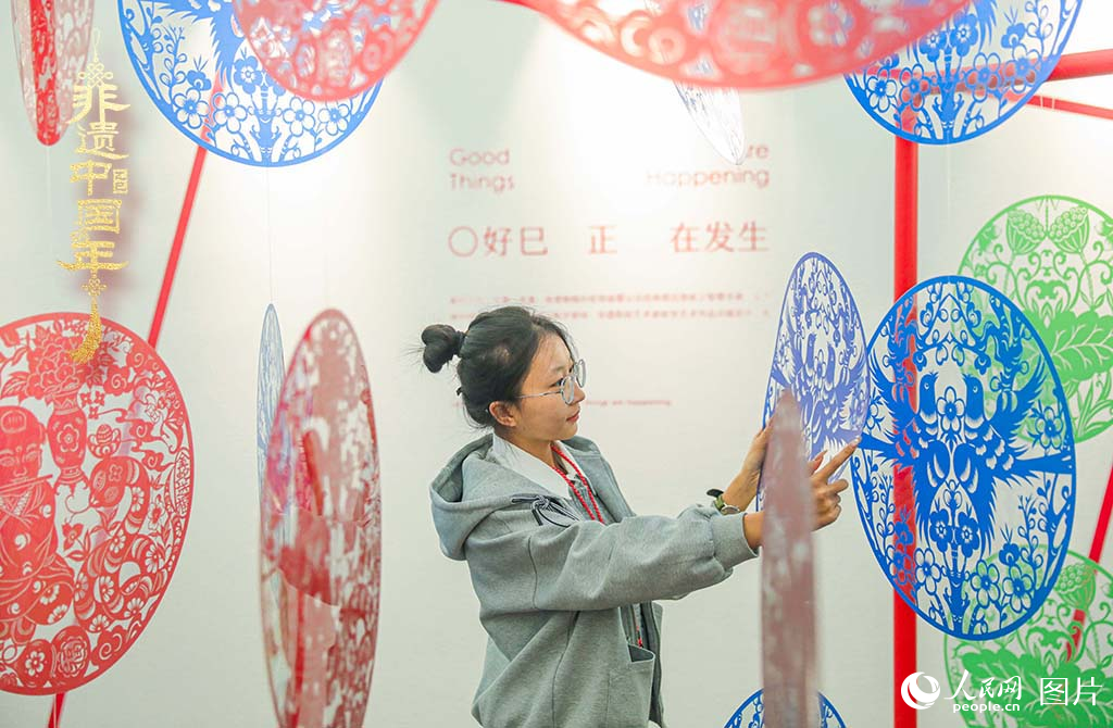 2025年1月30日，在山西太原舉辦的“年自萬(wàn)物生”——2025山西非遺年俗藝術(shù)展上，由山西省級(jí)非遺代表性傳承人張永忠專(zhuān)門(mén)創(chuàng)作的剪紙藝術(shù)裝置吸引青年游客關(guān)注，上下映襯的“巳”字讓年文化煥發(fā)新的生機(jī)。人民網(wǎng)記者 王帆攝