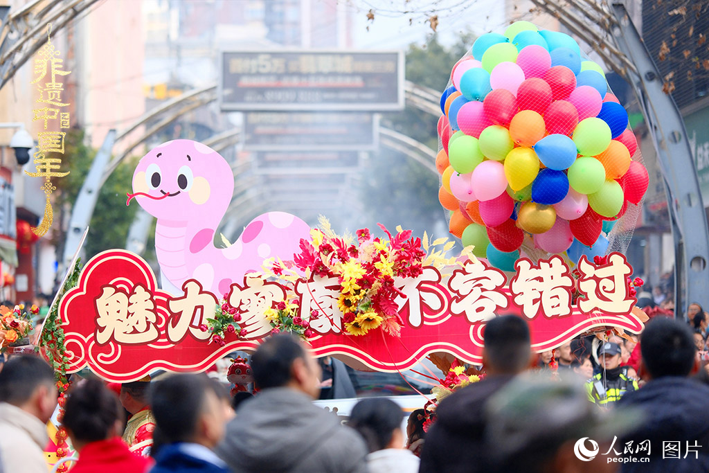 2025年1月29日，大年初一，云南省曲靖市麒麟?yún)^(qū)舉行“千人舞麒麟”活動(dòng)，耍龍舞獅過(guò)大年，現(xiàn)場(chǎng)人山人海，熱鬧非凡。人民網(wǎng) 莊志斌攝